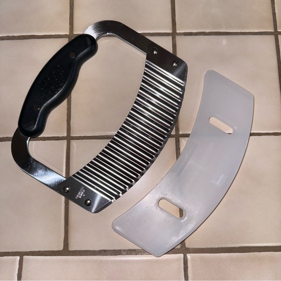 The Pampered Crinkle Cutter- # 1063- retired - Picture 1 of 4